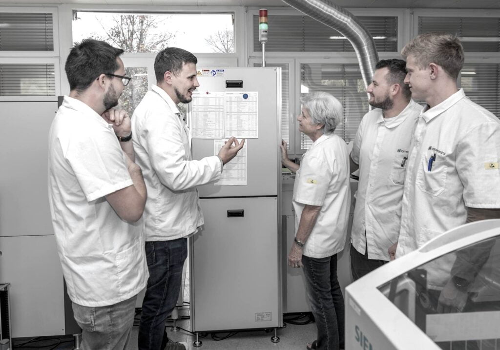 Mitarbeiter bei der Besprechung in der Elektronikfertigung.