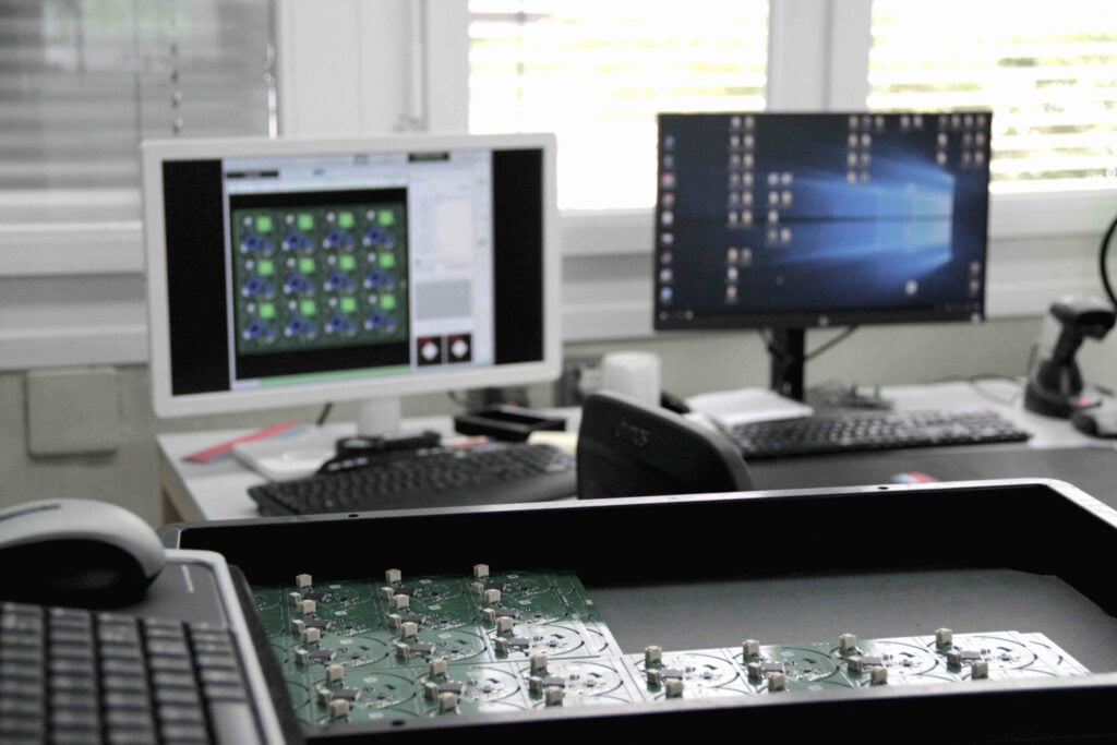 Testaufbau für die Überprüfung von Leiterplatten